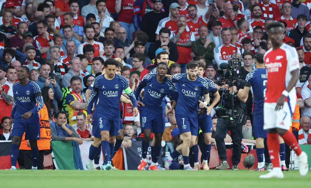 RMC：巴黎的大巴车比赛当晚在毕尔巴鄂市中心遭到石块袭击（RMC称：比赛当晚，巴黎队大巴在毕尔巴鄂市中心遭投石袭击）