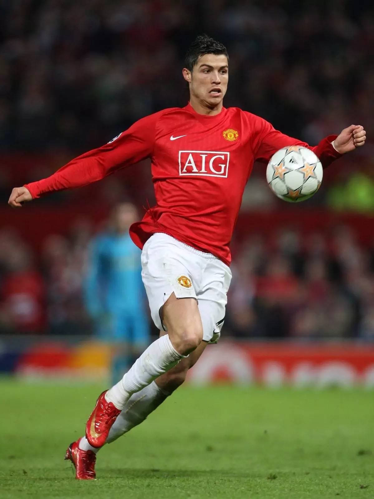 王曼昱“憋笑”嘴角压得好辛苦！想笑又不敢笑，与场上成鲜明对比（王曼昱强忍笑意，嘴角按得紧：想笑不敢笑，与赛场氛围形成强烈反差）