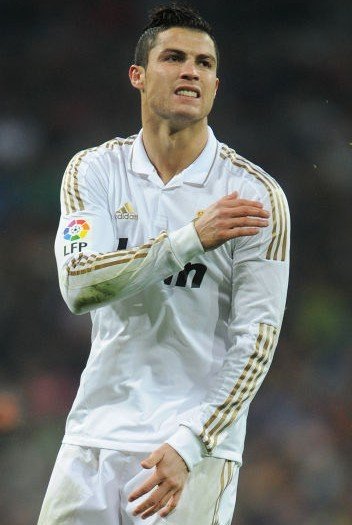 主裁在河南队获单刀时吹停比赛，是因为卡多索回接越位在先（河南队单刀被吹停，主裁判判定卡多索回接越位在先）